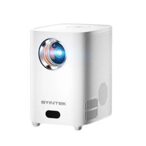 Video projecteur. Ce video projecteur présente un design attrayant avec sa forme rectangulaire verticale et son coloris blanc uni qui lui confère la capacité de s'insérer dans n'importe quel décor. C'est un video projecteur très performant qui possède une résolution 4K full HD et une puissance de 65 watts. Il fonctionne aux LED avec une luminosité de 250 lumens. Sa distance de projection va de 0,80 à 4,85 mètres et ses dimensions de projections vont d 30 à 200 pouces. Il possède également des haut-parleurs intégrés pour une expérience sonore idéale et il est compatible en bluetooth. Il y a également une option 3D et sa durée de vie atteint les 30000 heures.